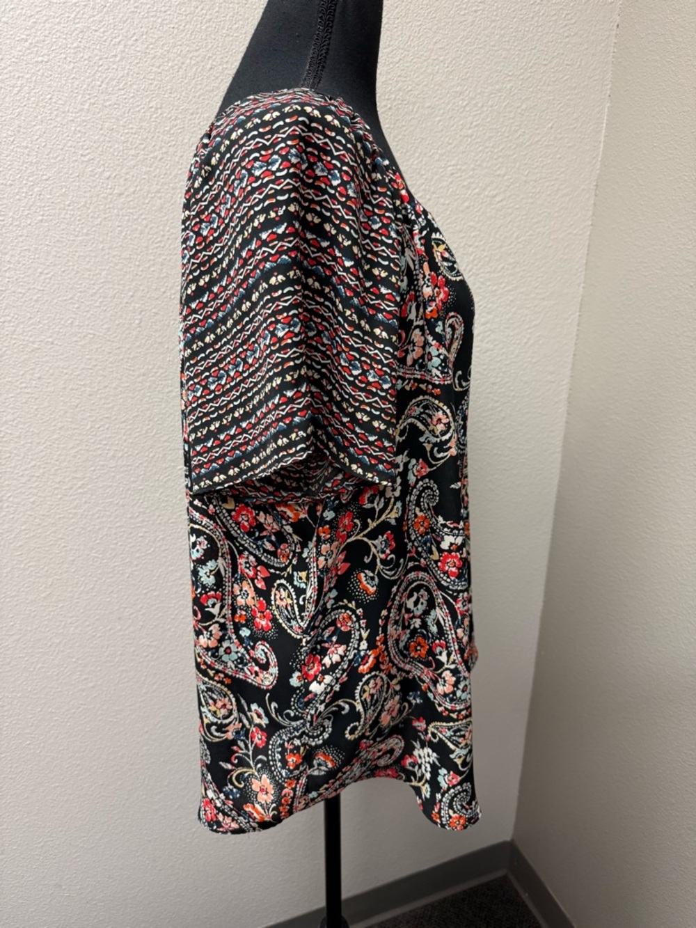 Est. 1946 Paisley Floral Blouse Black Red Keyhole Neck Boho Chic Lightweight Top - Picture 6 of 11